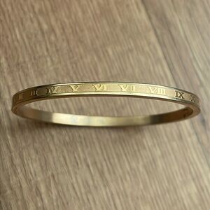 Elegant stainless steel Gold Roman Numeral Bracelet